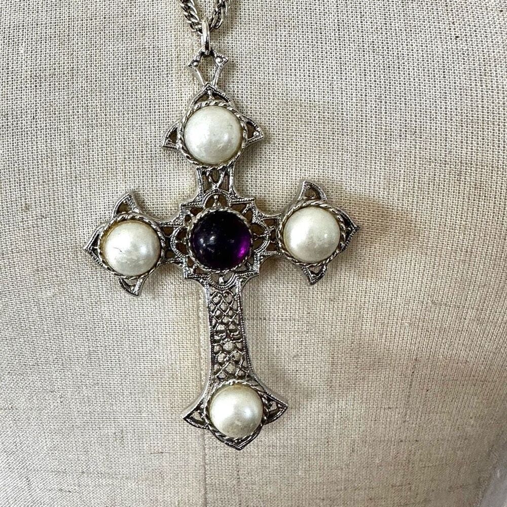 Sarah Coventry crusader cross pendant necklace